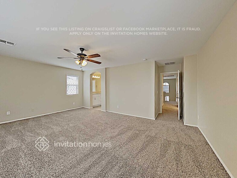 Building Photo - 2467 E Vermont Dr