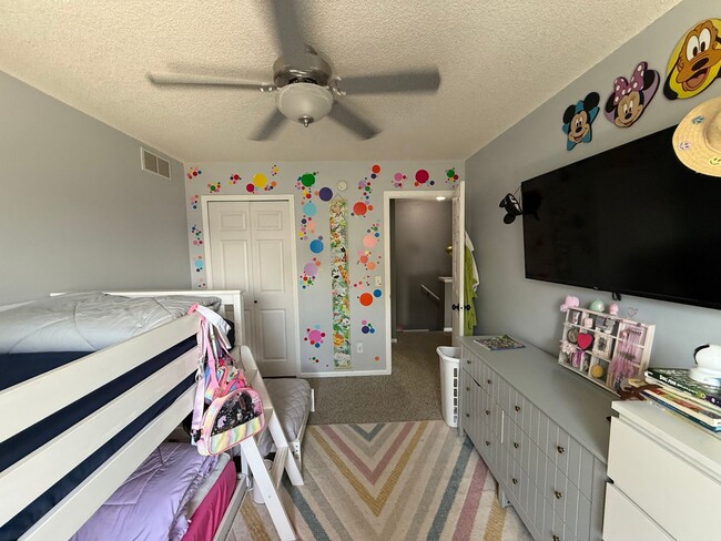 Building Photo - Updated 2 Bed, 2.5 Bath Apple Valley Townh...