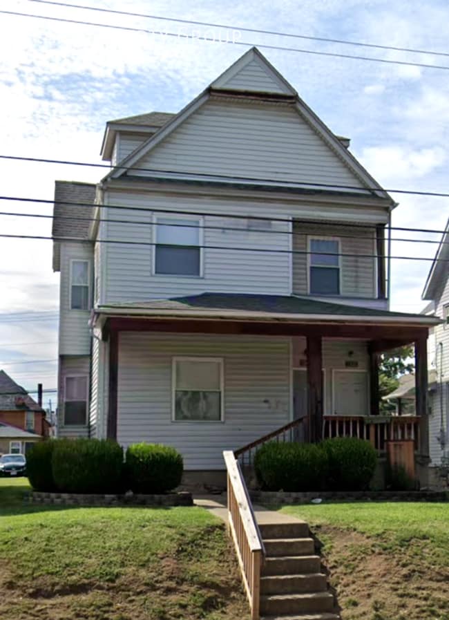 Building Photo - 1369 Summit St