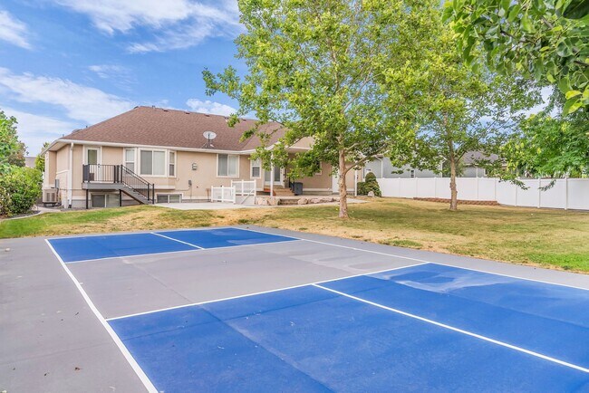 Building Photo - Spacious 7 Bed Kaysville Home with Two Kitchens