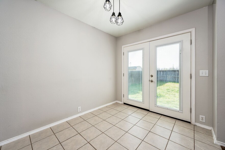 Building Photo - 4313 Sonoma Dr