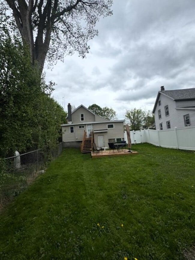 Building Photo - 289 Howk St