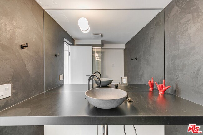 Building Photo - 7135 Hollywood Blvd