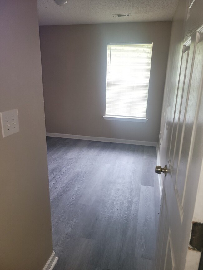 Building Photo - Four Bedroom Town Home Total Electric