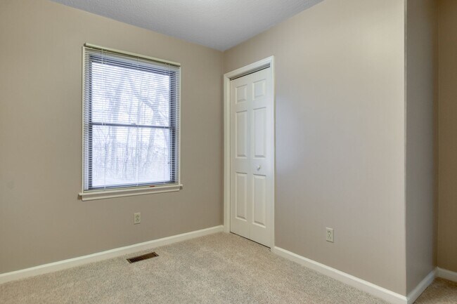 Building Photo - 3 bed/2 1/2 Bath.  Pet Friendly.  Easy access to I81/US460