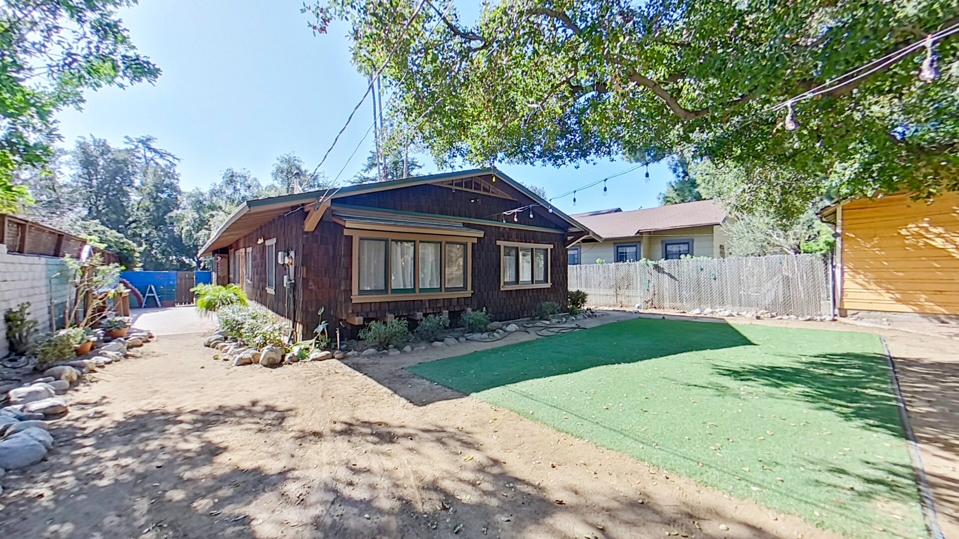 Building Photo - 1915 Las Lunas St