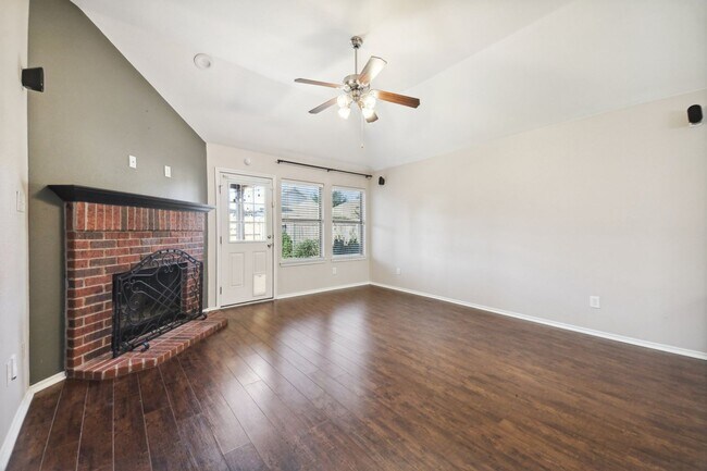 Building Photo - 4 Bedroom Single Family in Crossroads