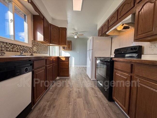 Building Photo - 821 47th St S