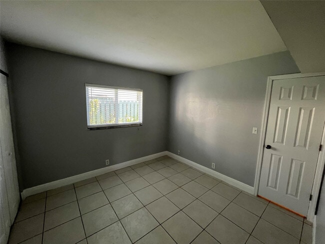 Building Photo - 1311 NE 18th St