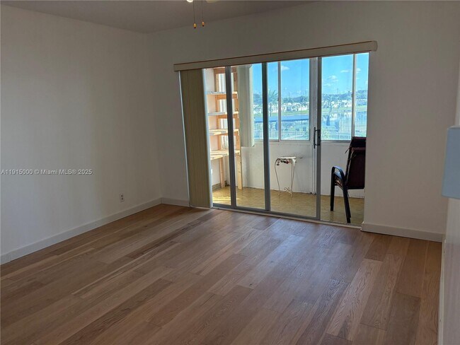 Building Photo - 2223 Park Ln