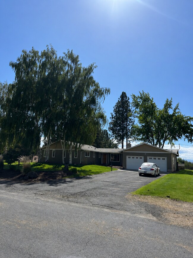 Building Photo - 3 Bed | 2 Bath | 1.17 Acres | Single-Level Home | Mountain Views