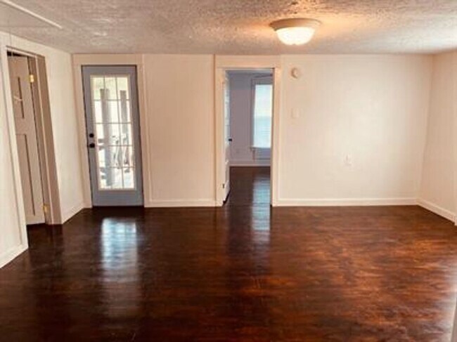 Building Photo - Loudon 37774 - 2 bedroom, 1 bath home - Co...