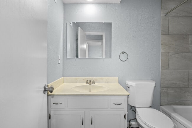 Building Photo - 642 NW Valleybrook Rd