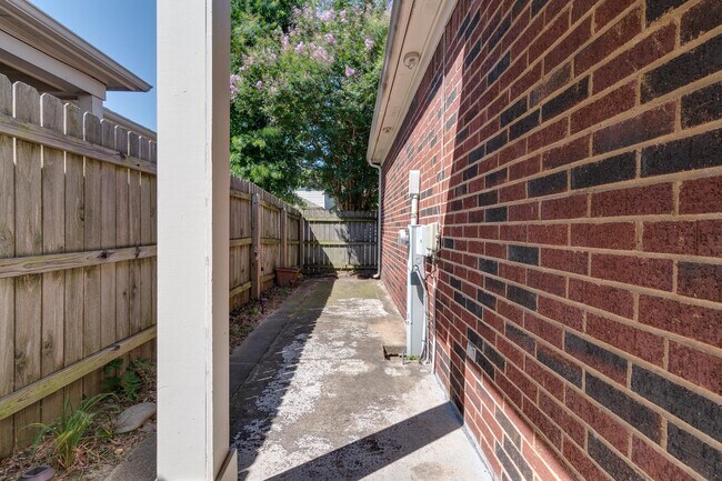 Building Photo - 331 Fountain River Dr