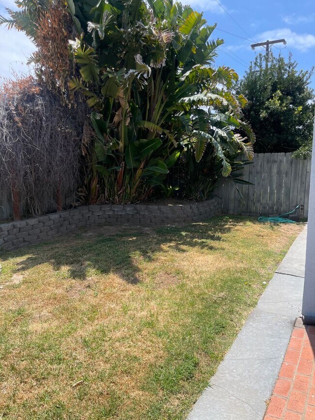 Building Photo - 3BR/2BA   By the beach.