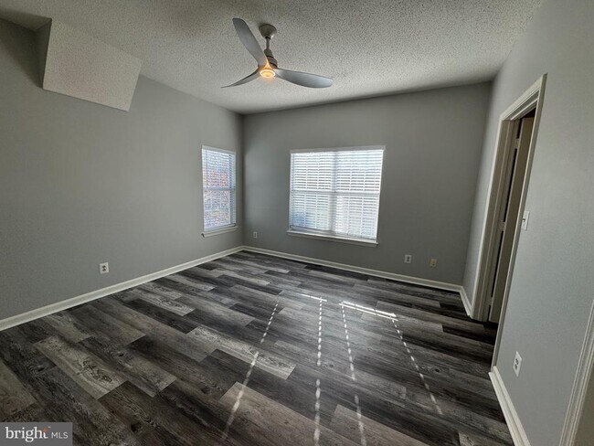 Building Photo - 1716 Lake Shore Crest Dr