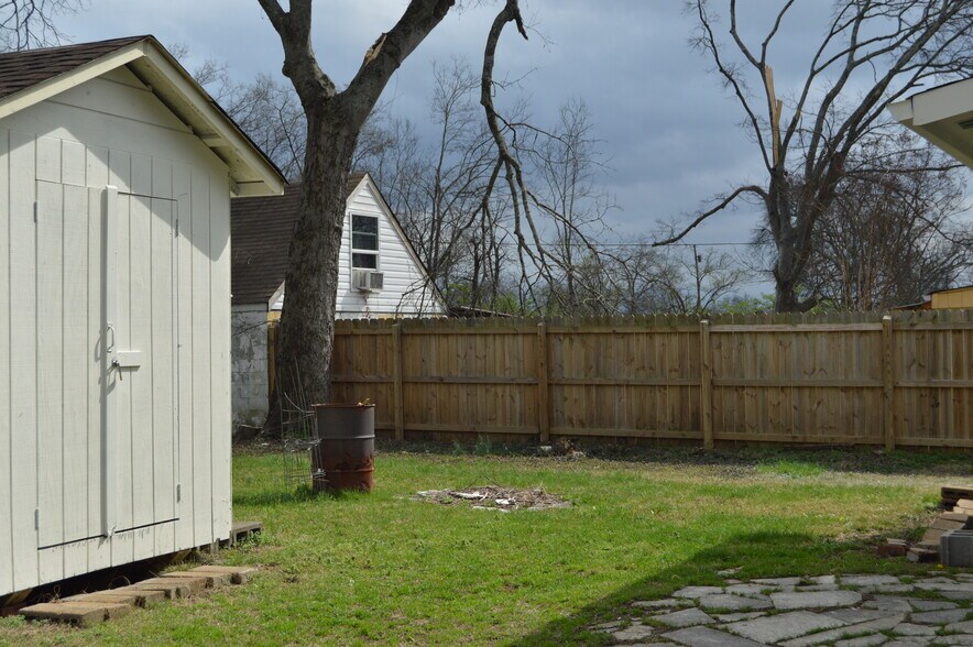 Building Photo - 404 Delaware Ave