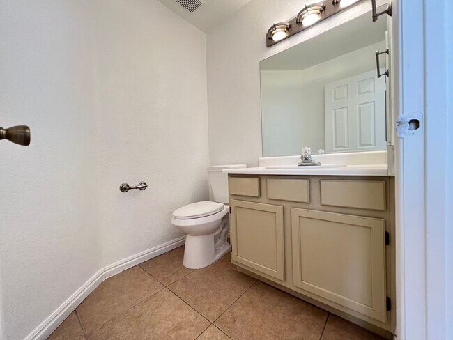 Building Photo - Stunning 5 bedroom, 2.5 bathroom home