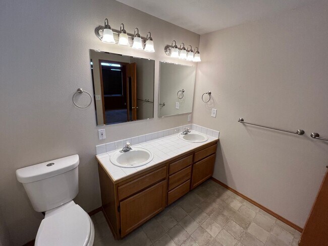 Building Photo - Large 3 Bed/2.5 Bath Located in Providence Neighborhood
