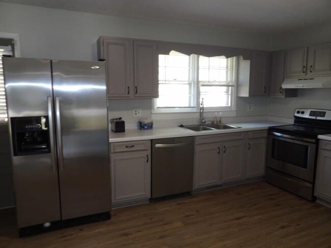 Building Photo - 917 9th Ave S