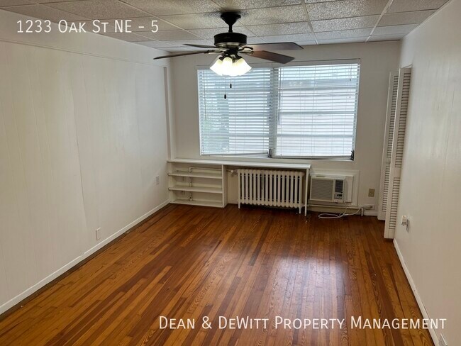 Building Photo - 1233 Oak St NE