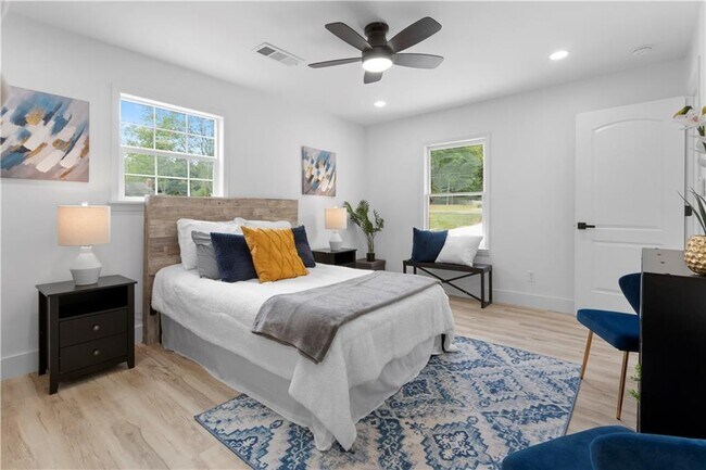 Building Photo - 2014 Fence Rd NE