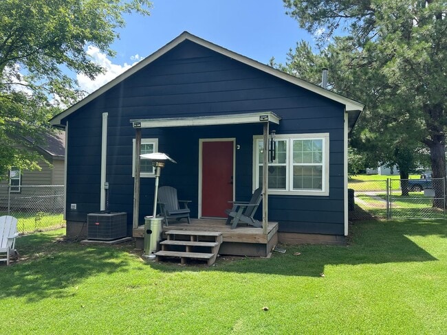 Building Photo - Comfort and Convenience : 3 Bedroom 2 Bath...