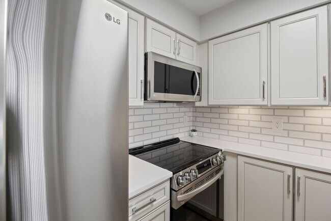Building Photo - 1 Bed 1 Bath - Rockville Condo - Completel...