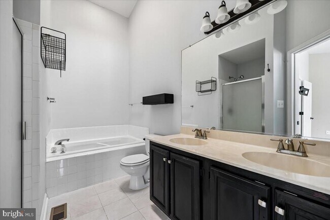 Building Photo - 6630 Commodore Ct