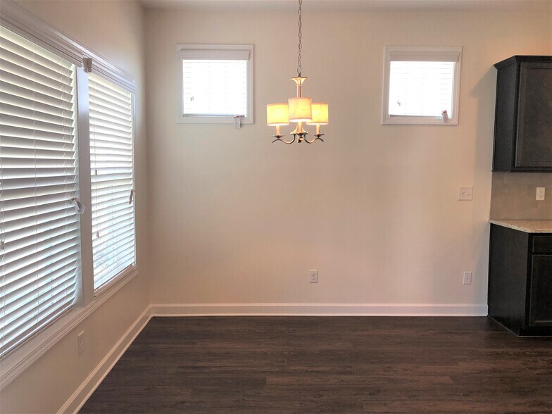 Building Photo - 528 Lateleaf Dr