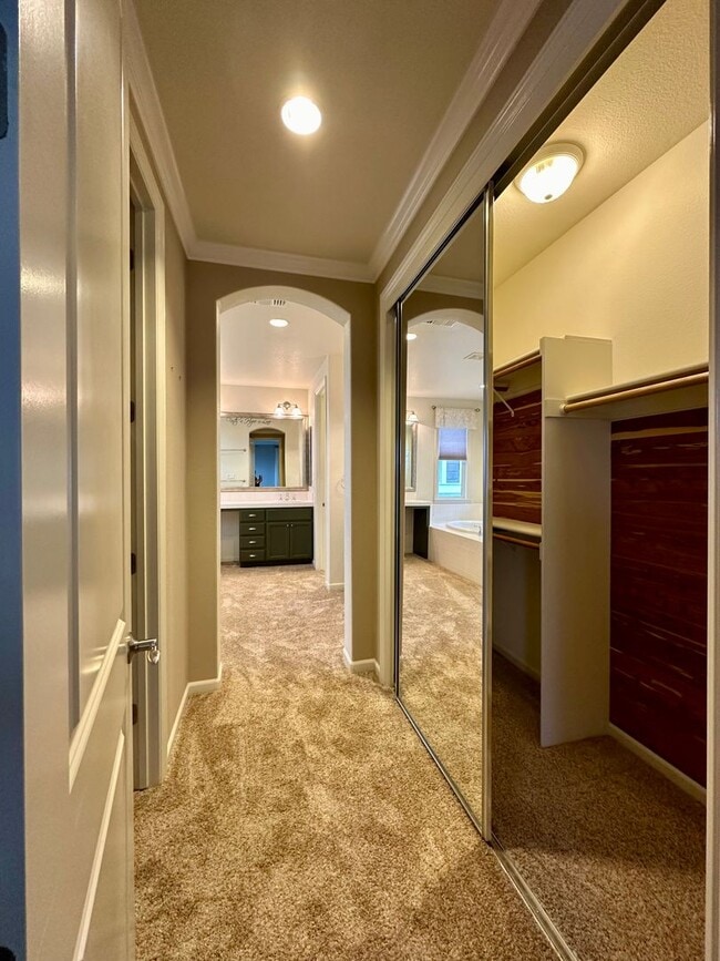 Building Photo - Large 4 Bedroom House in Hiddenbrook Commu...