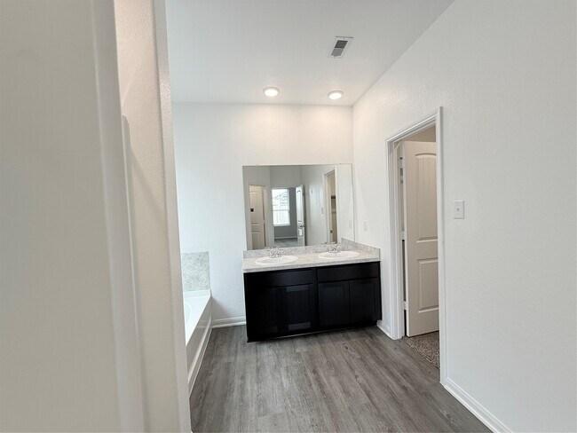 Building Photo - 14501 Sugar Pines Dr