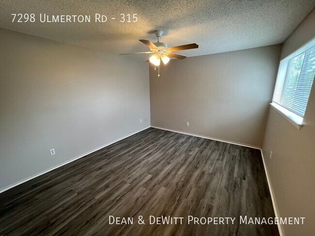 Building Photo - Updated 1/1 Condo - Pool, Pond, Parking