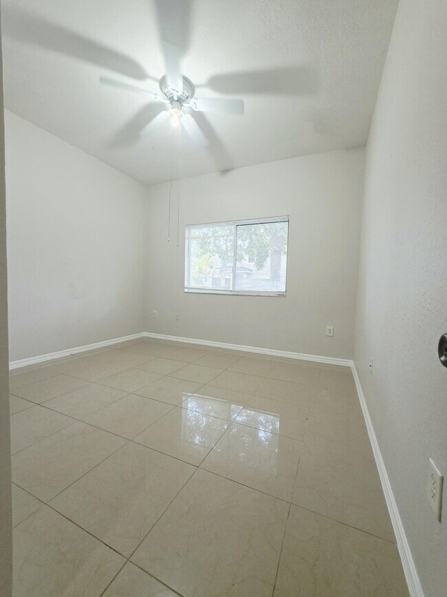 Building Photo - 260 Crestwood Cir