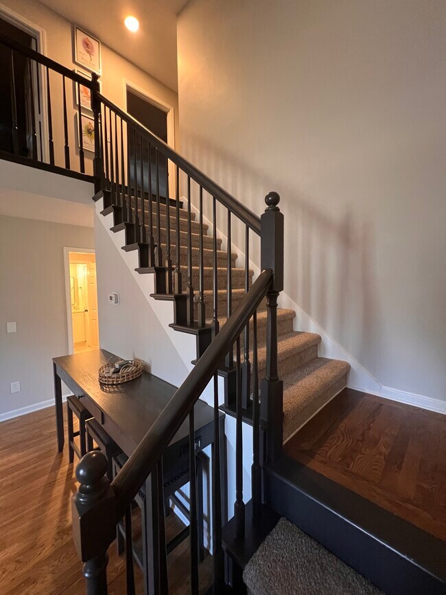 Building Photo - 828 N Maple St