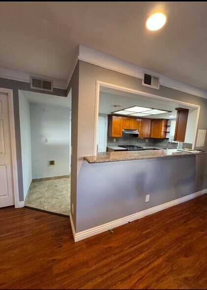 Building Photo - 108 W Maple St