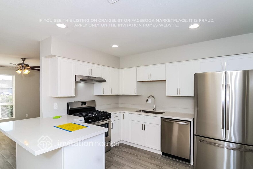 Building Photo - 2130 W Danbury Dr