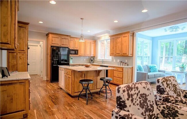 Building Photo - 4 bedroom/ 3.5 bathroom- Stonehouse