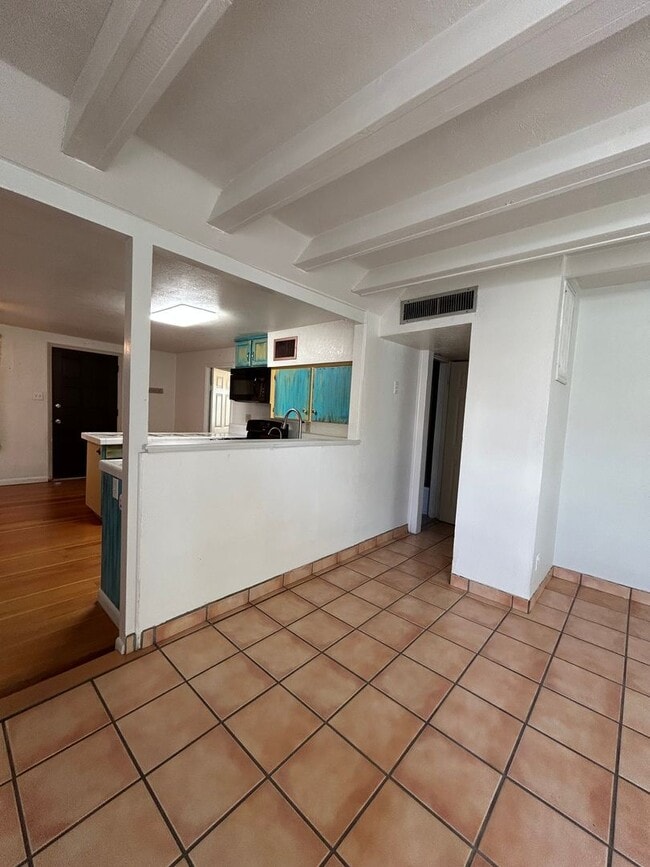 Building Photo - Beautiful 2 Bedroom 1 Bath / Washer & Dryer Included / Large Yard!