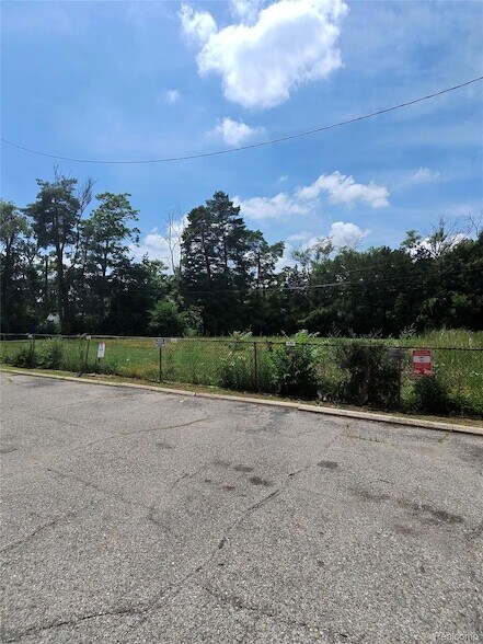 Building Photo - 25301 Five Mile Rd