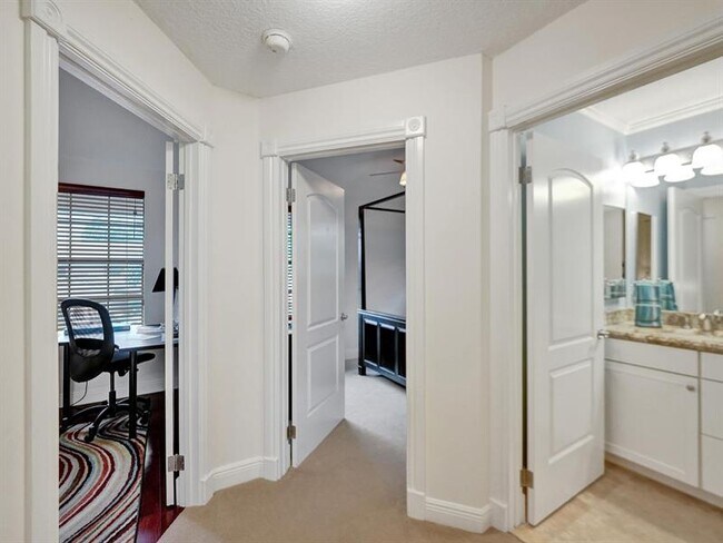 Building Photo - 9113 Vineyard Lake Dr