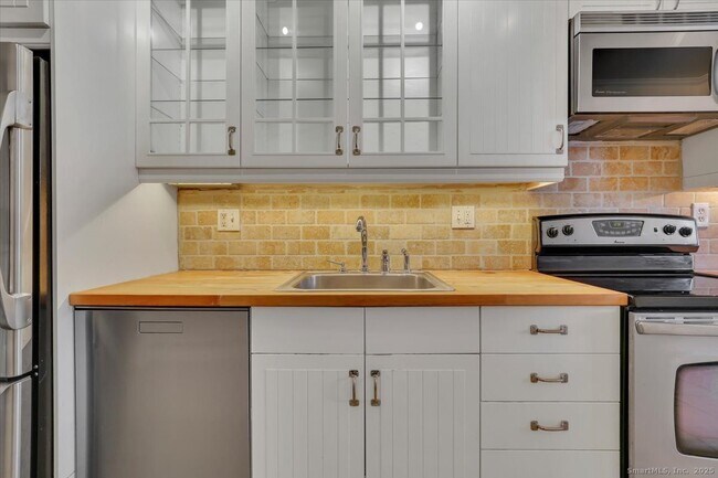 Building Photo - 40 Robin Rd