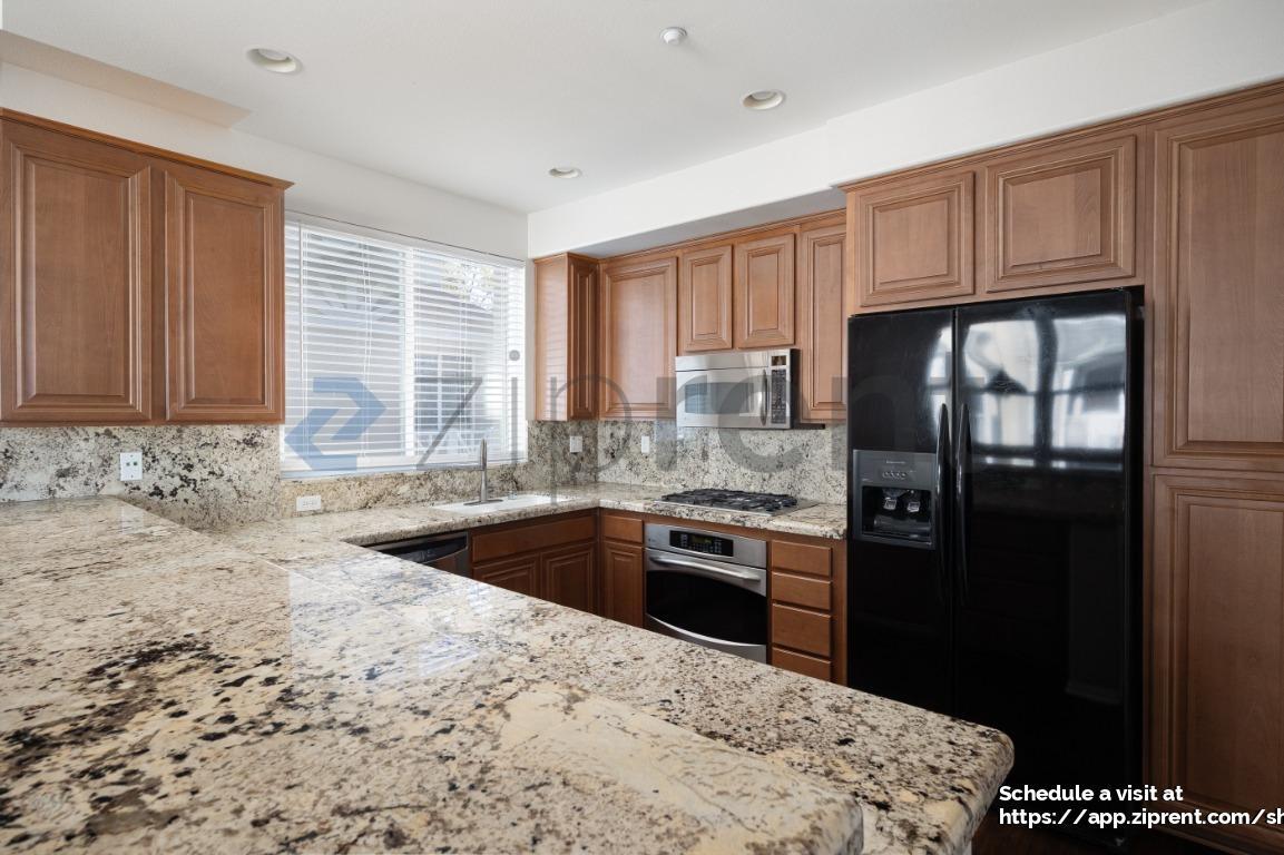 Building Photo - 3048 Beachwood Blf Wy