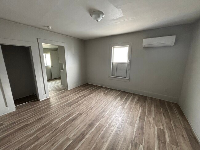 Building Photo - 14 E 6th Ave