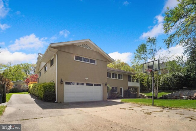 Building Photo - 1404 Middlebury Dr