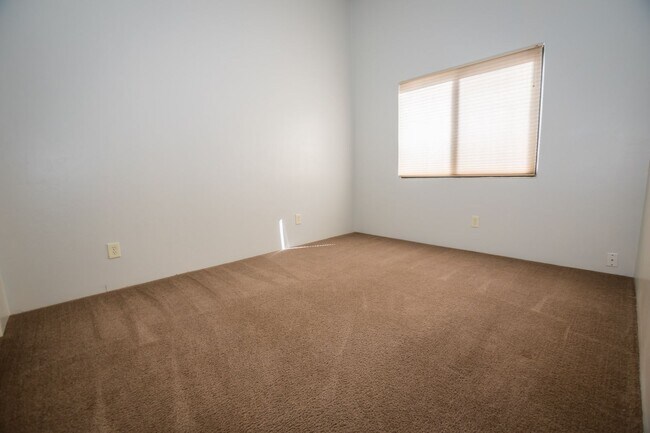 Building Photo - 3 Bedroom, 2 Bath Sante Fe, 2 Car Garage, ...