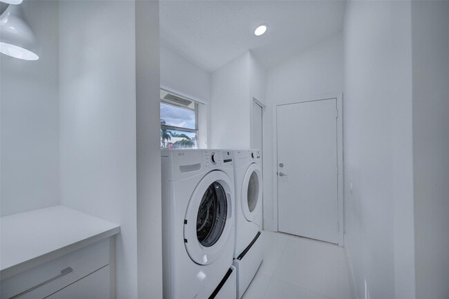 Building Photo - 6014 Golf Villas Dr