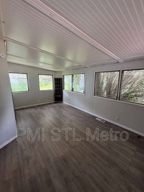 Building Photo - 1131 Darr Dr