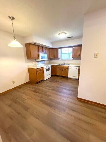 Building Photo - 10207 E 63rd Ter