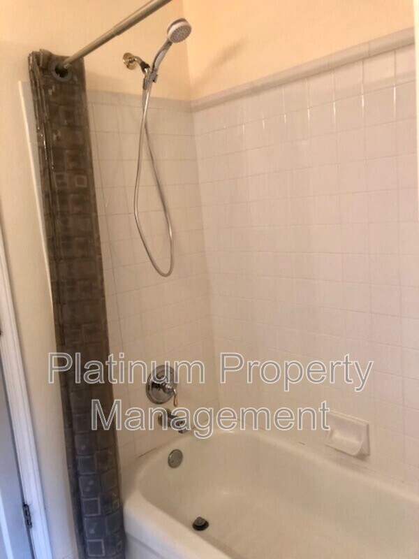 Building Photo - 3335 Woodside Ct